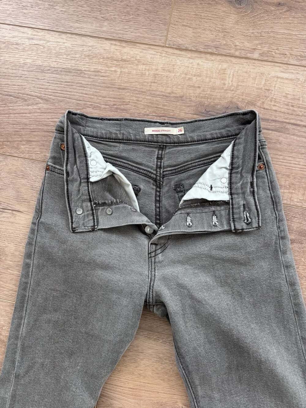 Levi’s Wedgie Straight High Rise Gray Jeans Size 26 Vintage Wash - Picture 8 of 10